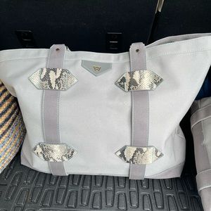 Kelly Wynne XL Travel Tote